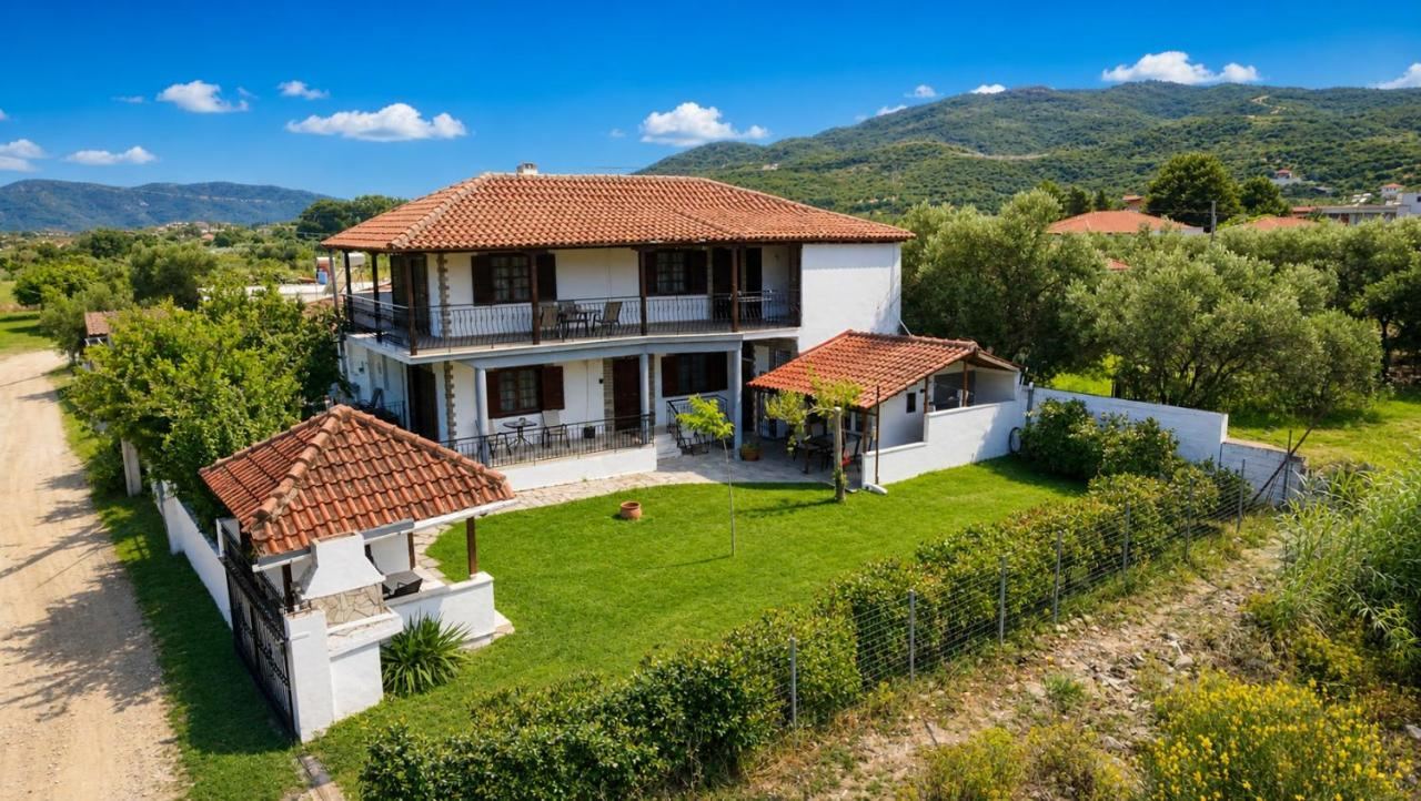 Violeta's Yard από ψηλά, με την αυλή και το βουνό πίσω